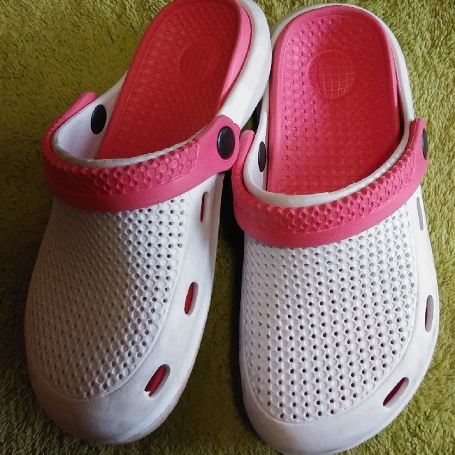 crocs - クロックス風 可愛い 白 ピンク サンダルの通販 by NIPULs shop｜クロックスならラクマ