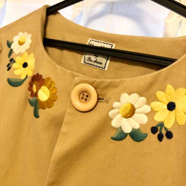 Par Avion(パラビオン)の【3/20まで！】パラビオン ＊ ノーカラー 花柄 刺繍 ロング 春コート レディースのジャケット/アウター(スプリングコート)の商品写真