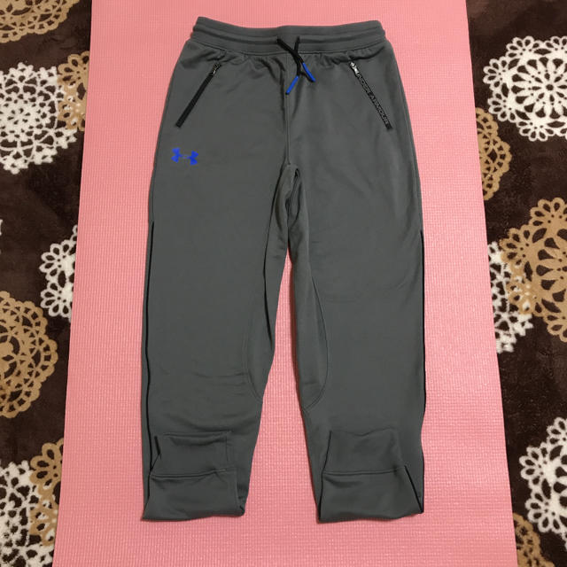 UNDER ARMOUR(アンダーアーマー)の１５０cm    アンダーアーマー　ジョガーパンツ　チャコールグレー キッズ/ベビー/マタニティのキッズ服男の子用(90cm~)(パンツ/スパッツ)の商品写真