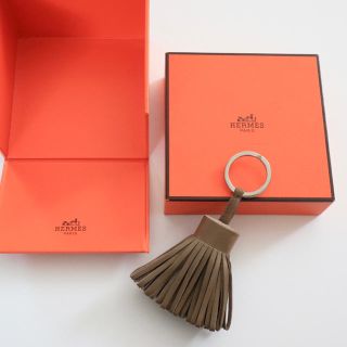 エルメス(Hermes)のエルメス  カルメン エトゥープ 未使用ですが難あり(バッグチャーム)