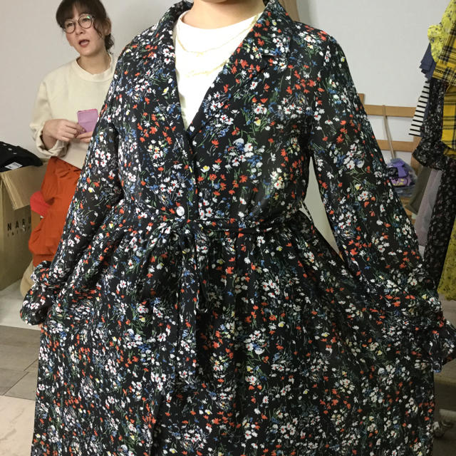 kids❤️長袖花柄ロングガウンワンピース 黒140 キッズ/ベビー/マタニティのキッズ服女の子用(90cm~)(ワンピース)の商品写真