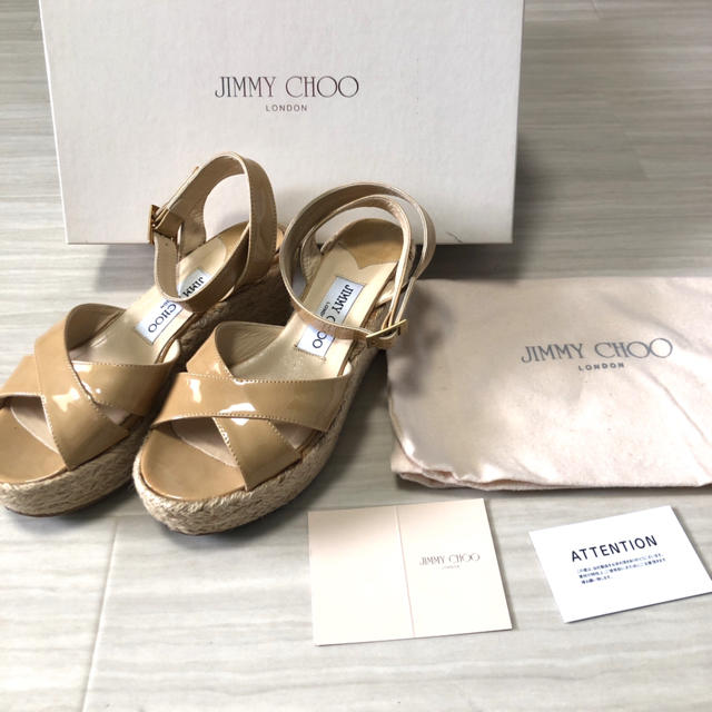 JIMMY CHOO(ジミーチュウ)のジミーチュウ　パテントサンダル　36 ベージュ レディースの靴/シューズ(サンダル)の商品写真