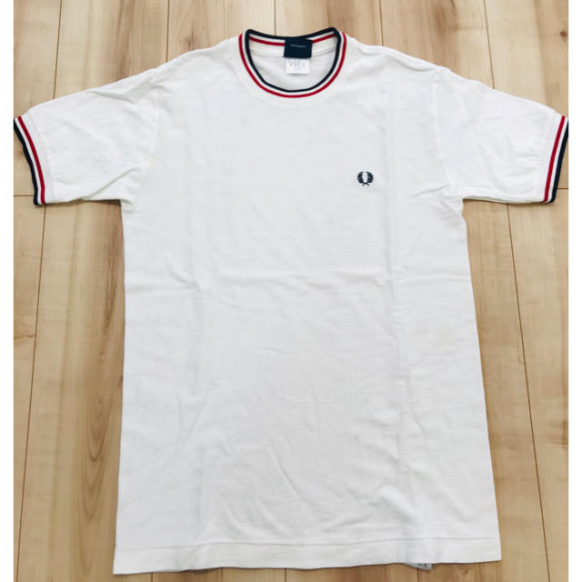 FRED PERRY(フレッドペリー)のFRED PERRY フレッドペリー　Tシャツ　ホワイト メンズのトップス(Tシャツ/カットソー(半袖/袖なし))の商品写真