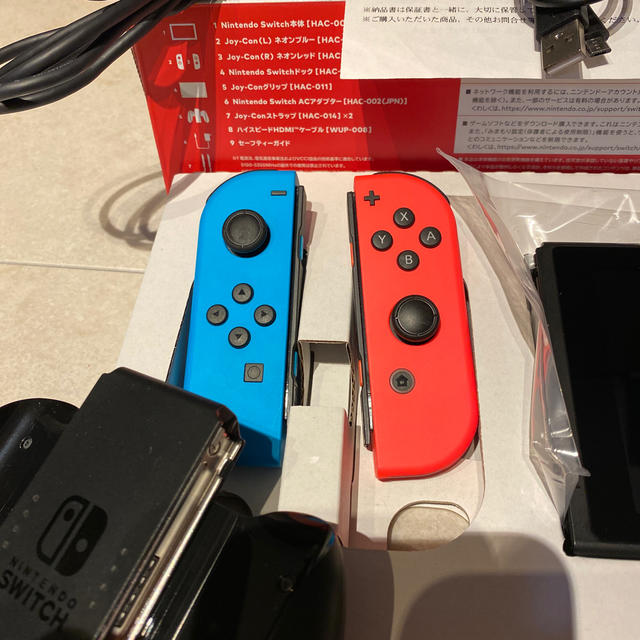 Nintendo Switch(ニンテンドースイッチ)のNintendo Switch Joy-Con (L) ネオンブルー/ (R)  エンタメ/ホビーのゲームソフト/ゲーム機本体(家庭用ゲーム機本体)の商品写真