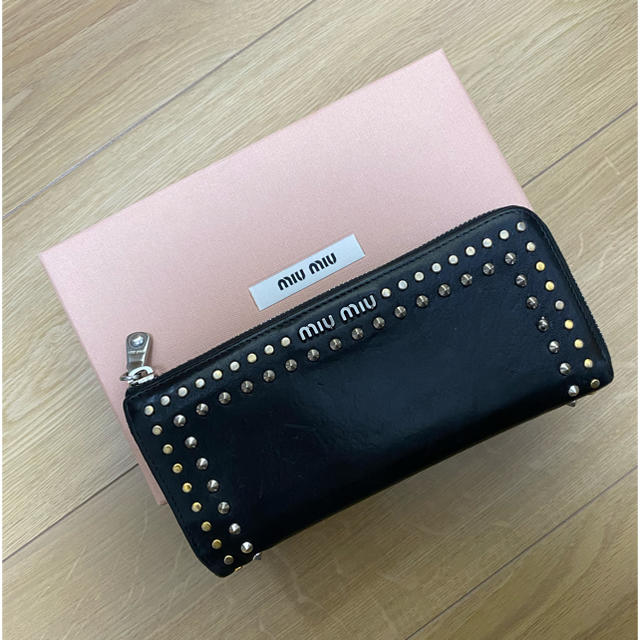 miumiu スタッズ長財布