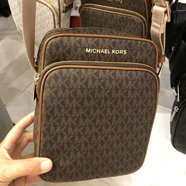 Michael Kors(マイケルコース)の【マイケル・コース】ジェットセットトラベル フライトバッグ(ブラウン) レディースのバッグ(ショルダーバッグ)の商品写真