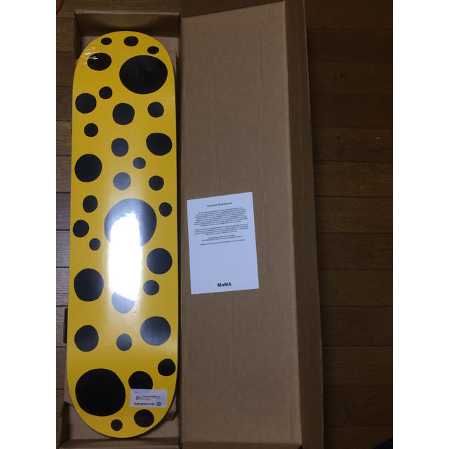 最終値下　草間弥生　YAYOI KUSAMA yellowdot スケートボード エンタメ/ホビーの美術品/アンティーク(その他)の商品写真