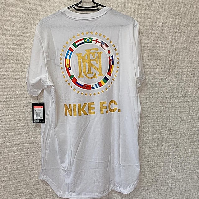 NIKE(ナイキ)の新品タグ付き NIKE FC FLAG CREST 国旗 Tシャツ Lサイズ メンズのトップス(Tシャツ/カットソー(半袖/袖なし))の商品写真