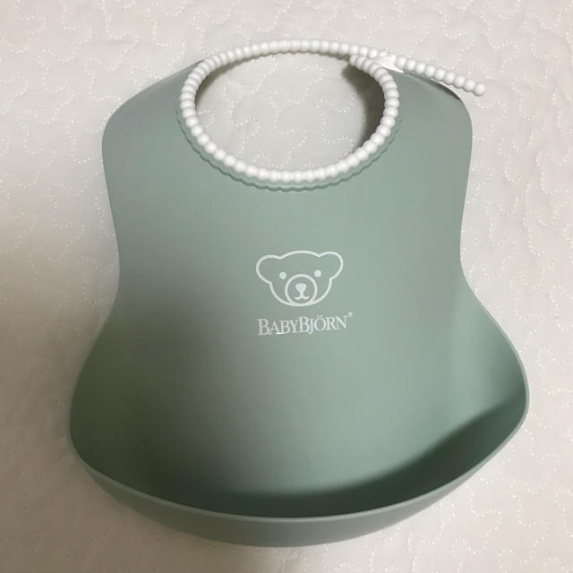 BABYBJORN(ベビービョルン)のベビービョルン　フーディングスタイ　パウダーグリーン キッズ/ベビー/マタニティの授乳/お食事用品(お食事エプロン)の商品写真