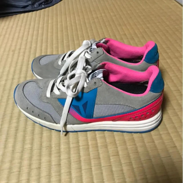 ダイネーゼ スニーカー