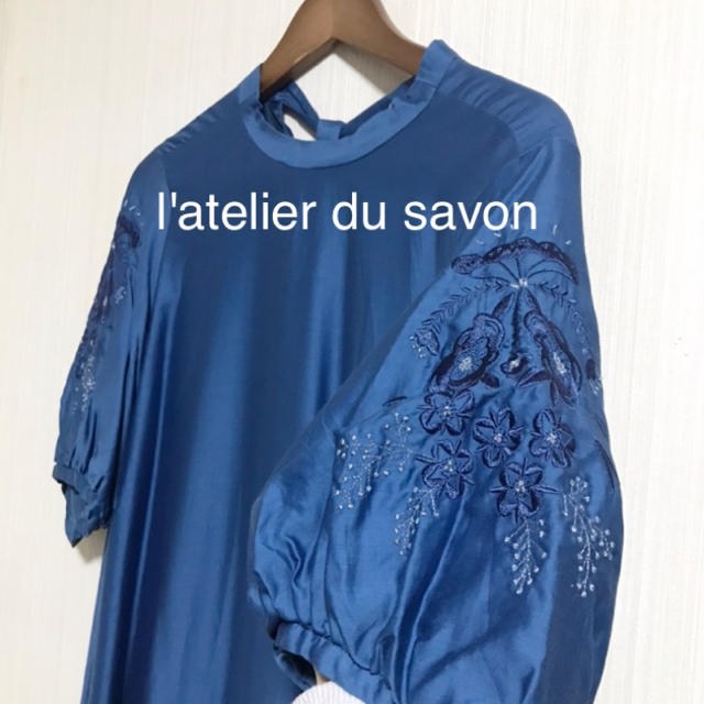 l'atelier du savon(アトリエドゥサボン)のl'atelier du savon  袖刺繍サテンワンピース レディースのワンピース(ひざ丈ワンピース)の商品写真