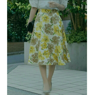 ユニバーバルミューズ(UNIVERVAL MUSE)のユニバーバル・ミューズの人気花柄スカート(ひざ丈スカート)