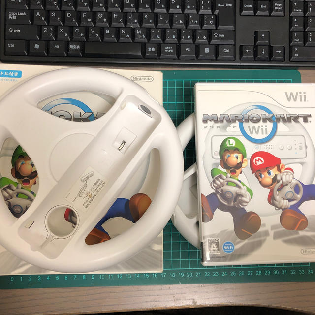 任天堂(ニンテンドウ)のマリオカートWii+Wiiハンドル2個セット エンタメ/ホビーのゲームソフト/ゲーム機本体(家庭用ゲームソフト)の商品写真