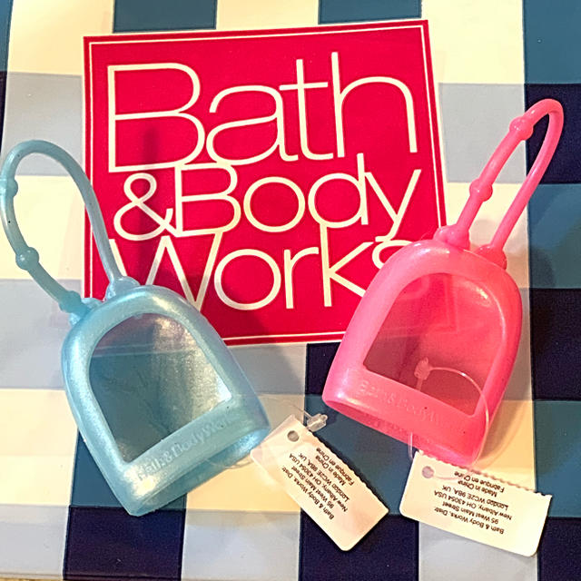 Bath & Body Works(バスアンドボディーワークス)のハンド除菌ジェル用ホルダー　ブルー&ピンクの2点セット コスメ/美容のボディケア(ハンドクリーム)の商品写真