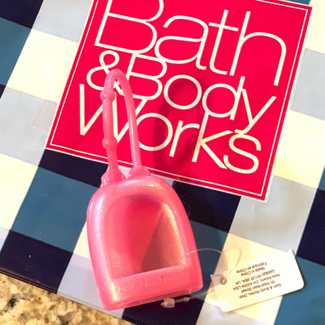 Bath & Body Works(バスアンドボディーワークス)のハンド除菌ジェル用ホルダー　ブルー&ピンクの2点セット コスメ/美容のボディケア(ハンドクリーム)の商品写真