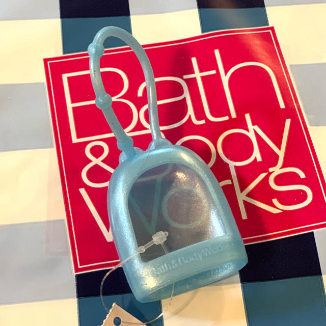 Bath & Body Works(バスアンドボディーワークス)のハンド除菌ジェル用ホルダー　ブルー&ピンクの2点セット コスメ/美容のボディケア(ハンドクリーム)の商品写真