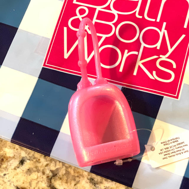 Bath & Body Works(バスアンドボディーワークス)のハンド除菌ジェル用　ホルダー　ピンク コスメ/美容のボディケア(ハンドクリーム)の商品写真