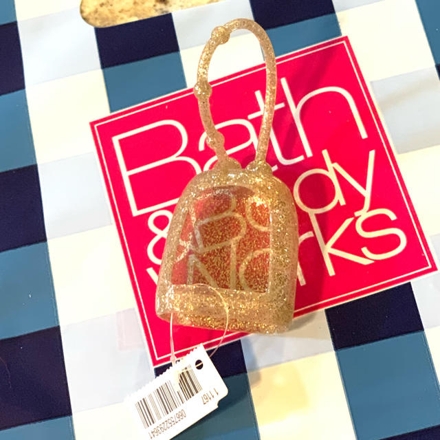 Bath & Body Works(バスアンドボディーワークス)のハンド除菌ジェル用ホルダー　ゴールドラメ コスメ/美容のボディケア(ハンドクリーム)の商品写真