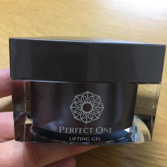 PERFECT ONE(パーフェクトワン)のパーフェクトワン　リフティングジェル　50g コスメ/美容のスキンケア/基礎化粧品(オールインワン化粧品)の商品写真