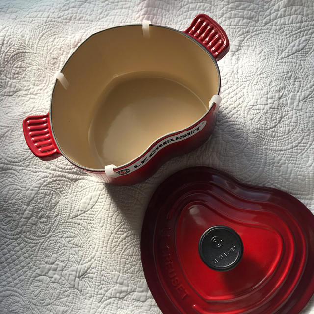 LE CREUSET(ルクルーゼ)の【未使用】ルクルーゼ LE CREUSET ココットダムール チェリーレッド インテリア/住まい/日用品のキッチン/食器(鍋/フライパン)の商品写真