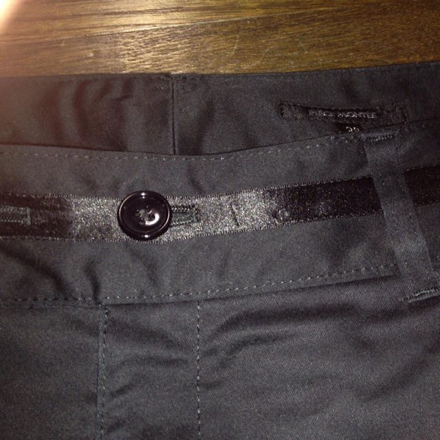 ブラックの膝丈ズボン レディースのパンツ(ハーフパンツ)の商品写真