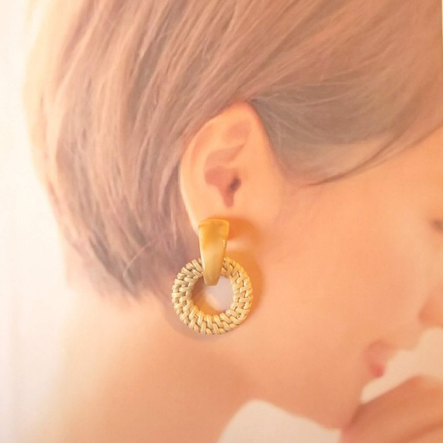 【3点おまとめ￥2000】No.182 ベージュ×ラタン ハンドメイドのアクセサリー(ピアス)の商品写真