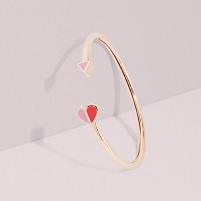 kate spade new york(ケイトスペードニューヨーク)のヘリテージ スペード スモール エナメル スペード フレックス カフ レディースのアクセサリー(ブレスレット/バングル)の商品写真