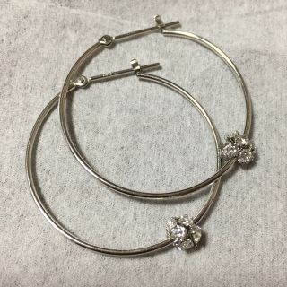 ジュエリーツツミ(JEWELRY TSUTSUMI)のK10WG キュービックジルコニア　チャーム付　フープ　ピアス(ピアス)