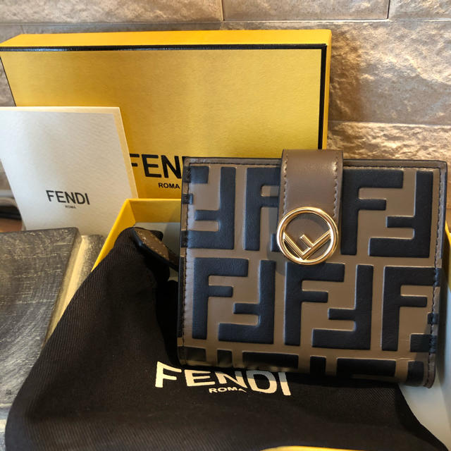 FENDI(フェンディ)のFENDI モノグラム二つ折り財布　新品未使用 レディースのファッション小物(財布)の商品写真