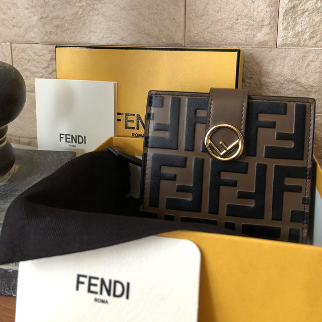 FENDI(フェンディ)のFENDI モノグラム二つ折り財布　新品未使用 レディースのファッション小物(財布)の商品写真