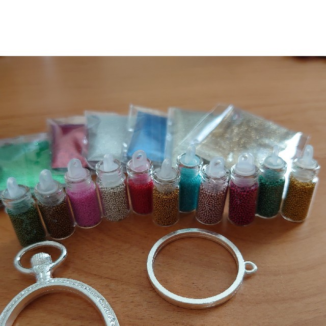 UVレジン　アクセサリーパーツセット ハンドメイドの素材/材料(各種パーツ)の商品写真