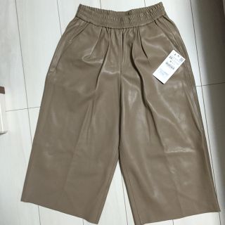 ザラ(ZARA)の新品未使用フェイクレザーキュロットパンツ(ハーフパンツ)