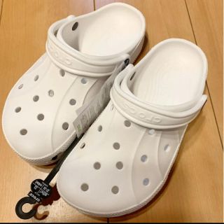 クロックス(crocs)の新品未使用　クロックス サンダル白　23〜24cm(サンダル)