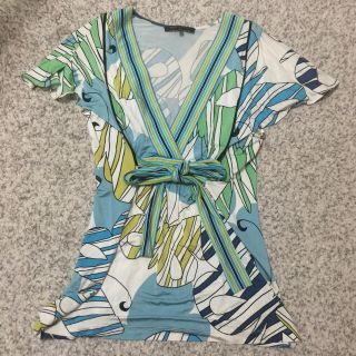 ビーシービージーマックスアズリア(BCBGMAXAZRIA)の着用1回の美品トップス(カットソー(半袖/袖なし))