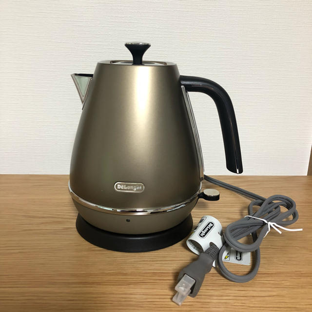 DeLonghi(デロンギ)のデロンギ　電気ケトル　DeLonghi KBI1200J-BZ スマホ/家電/カメラの生活家電(電気ケトル)の商品写真