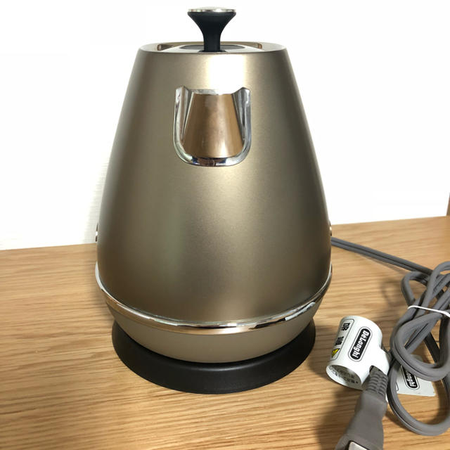 DeLonghi(デロンギ)のデロンギ　電気ケトル　DeLonghi KBI1200J-BZ スマホ/家電/カメラの生活家電(電気ケトル)の商品写真