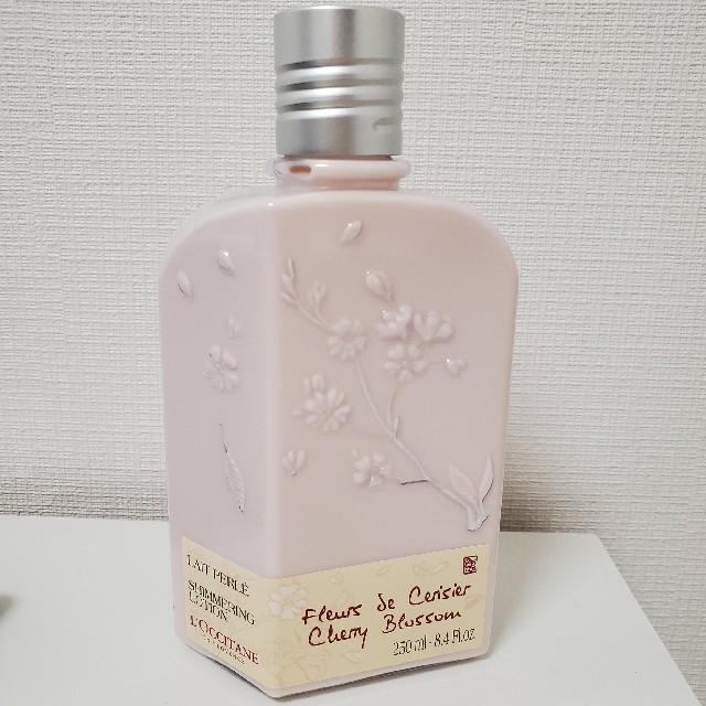 L'OCCITANE(ロクシタン)の【新品✨】ロクシタンチェリーブロッサムシマーリングボディミルク250mL コスメ/美容のボディケア(ボディローション/ミルク)の商品写真