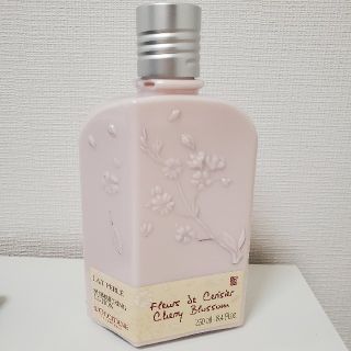 ロクシタン(L'OCCITANE)の【新品✨】ロクシタンチェリーブロッサムシマーリングボディミルク250mL(ボディローション/ミルク)