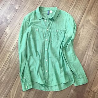 エイチアンドエム(H&M)のカラーシャツ　メンズ(シャツ)