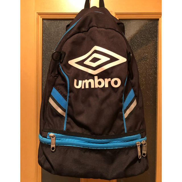 UMBRO(アンブロ)のumbro リュック　ボール留め付きシューズ別収納 スポーツ/アウトドアのサッカー/フットサル(その他)の商品写真