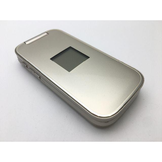 富士通(フジツウ)のdocomoガラケー らくらくホン ベーシック4 F-01G ゴールド◆上美品◆ スマホ/家電/カメラのスマートフォン/携帯電話(携帯電話本体)の商品写真