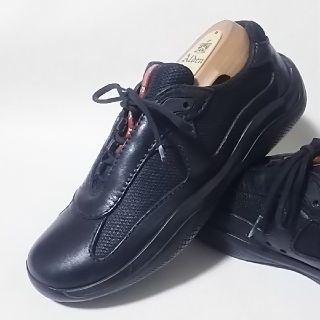 プラダ(PRADA)の
王道デザイン!プラダ高級牛革レザースニーカー海外限定モデル!人気黒！24


(スニーカー)