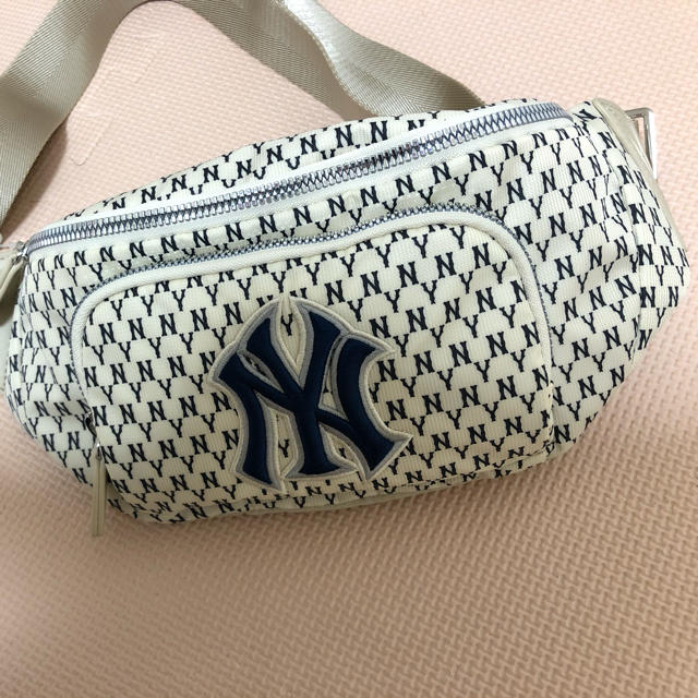 MLB ニューヨークヤンキース　モノグラム　バッグ レディースのバッグ(ボディバッグ/ウエストポーチ)の商品写真