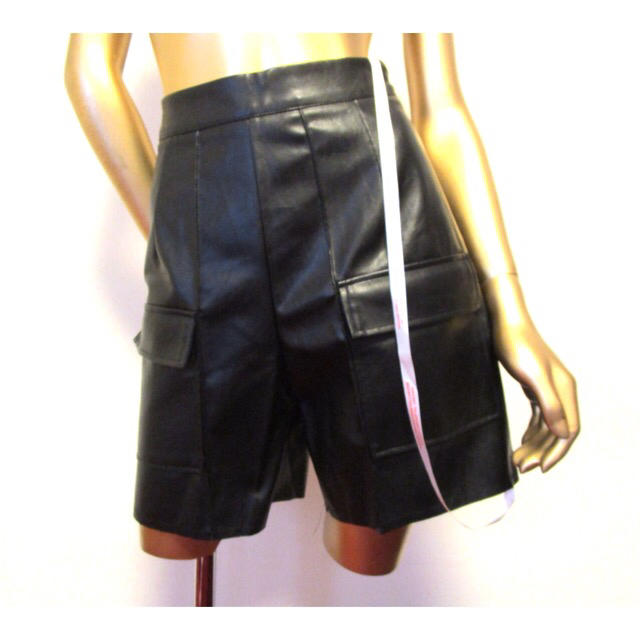 MISSGUIDED(ミスガイデッド)のMISSGUIDED★FAUX LEATHER UTILITY SHORTS レディースのパンツ(キュロット)の商品写真