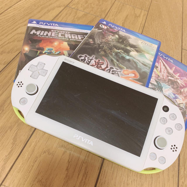 PlayStation Vita(プレイステーションヴィータ)のPSvita本体 ソフト3本付き 美品 エンタメ/ホビーのゲームソフト/ゲーム機本体(携帯用ゲーム機本体)の商品写真