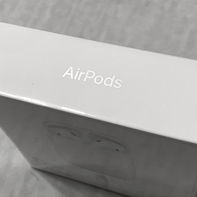 Apple(アップル)の新品未開封 AirPods 第2世代 MV7N2J/A スマホ/家電/カメラのオーディオ機器(ヘッドフォン/イヤフォン)の商品写真
