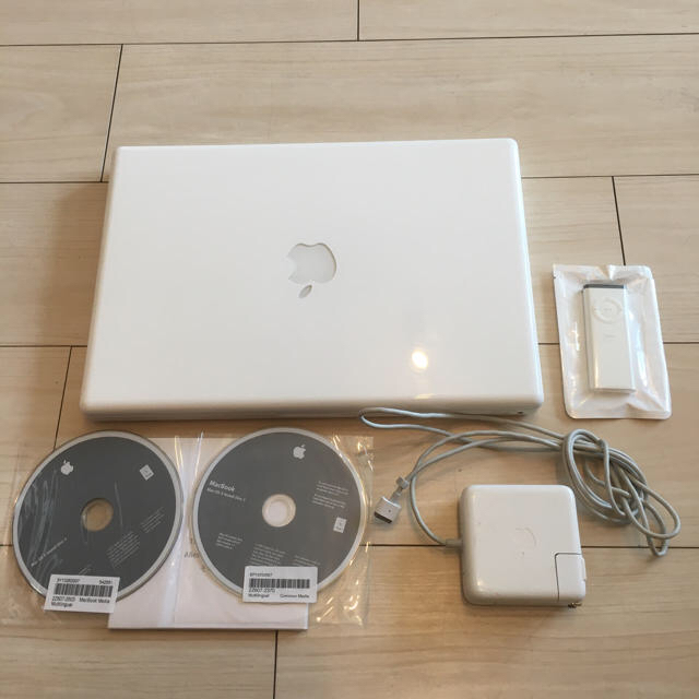 Mac (Apple)(マック)のMacBook A1181 13インチ ホワイト スマホ/家電/カメラのPC/タブレット(ノートPC)の商品写真