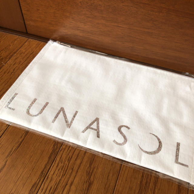 LUNASOL(ルナソル)の新品❤️未使用　ルナソル　フラットポーチ レディースのファッション小物(ポーチ)の商品写真