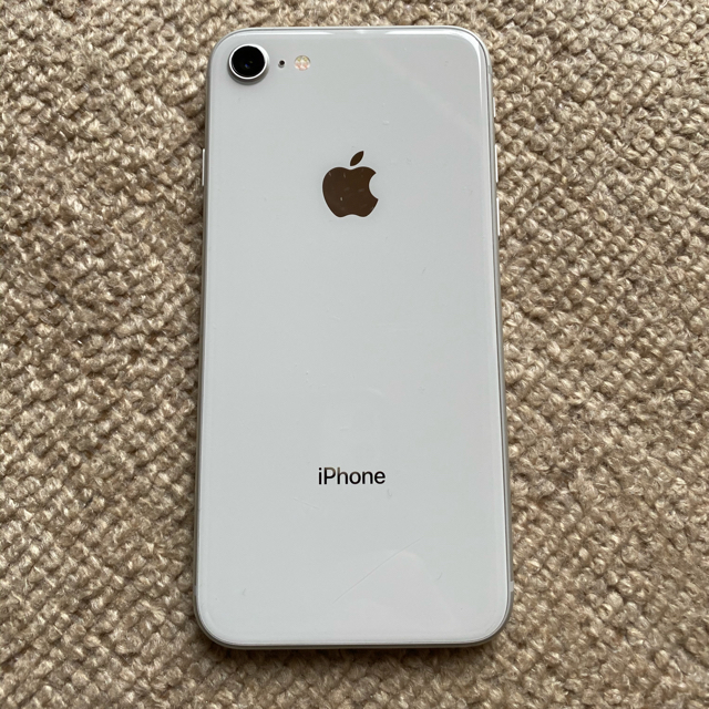 Apple(アップル)のジャンク　ソフトバンク　iPhone8 64GB シルバー スマホ/家電/カメラのスマートフォン/携帯電話(スマートフォン本体)の商品写真