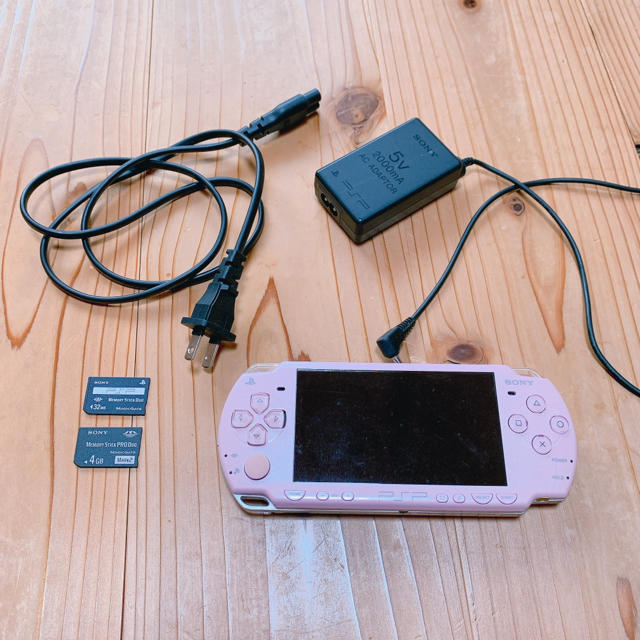 PSP2000ピンク本体+ソフト40本セット+ケース+電池充電器+メモリ4GB